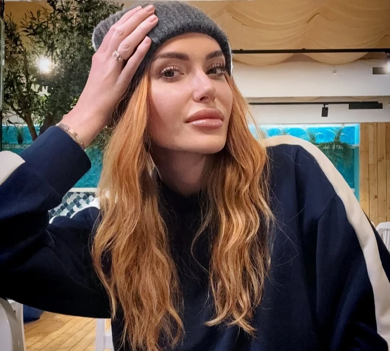 Камінська з ексчоловіком і дітьми показалася на сонячній прогулянці на Тенерифе. Фото