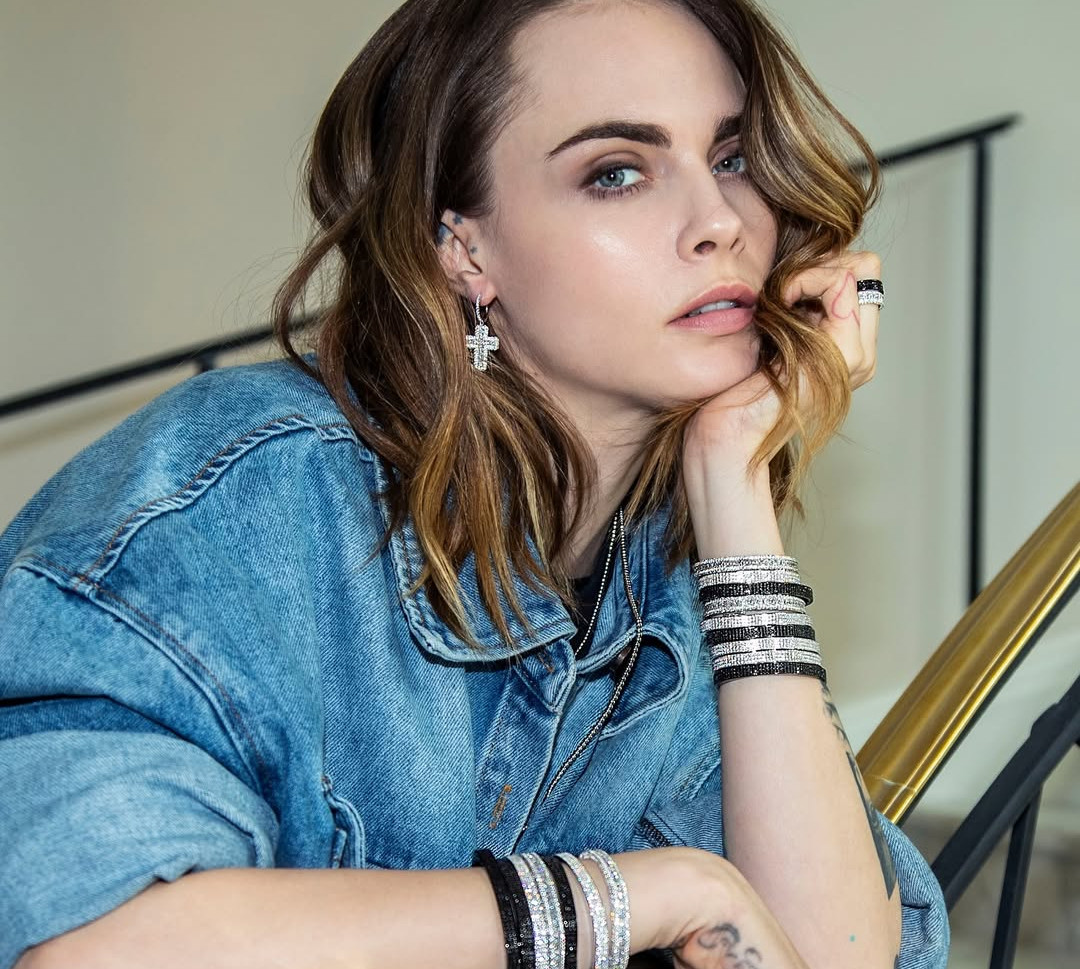 Делевінь на прайд-параді злилася в поцілунку зі своєю дівчиною. Фото