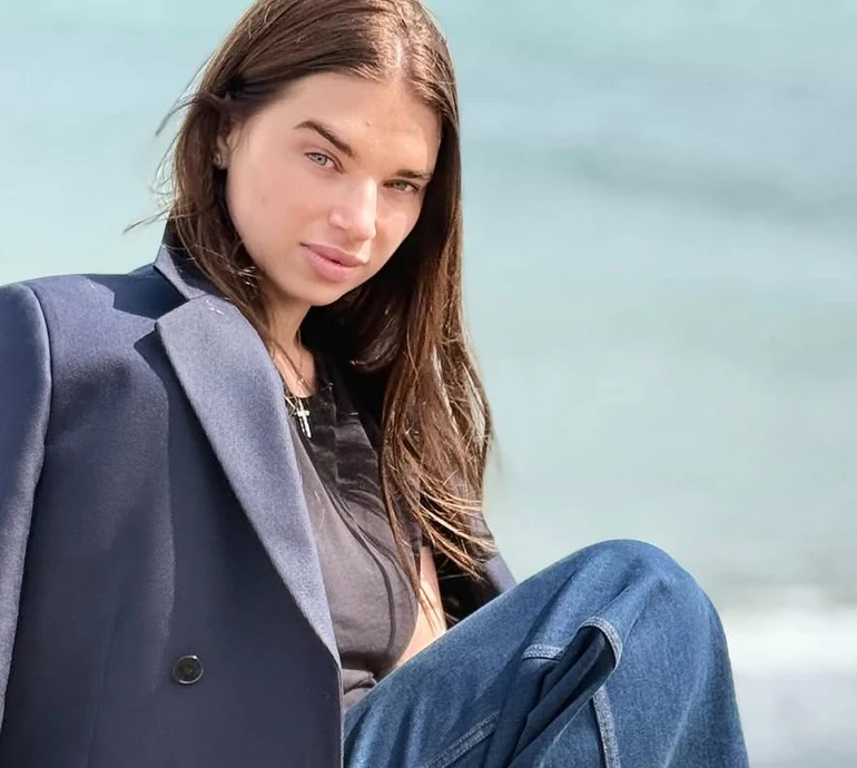 Дружина Усика у куцих шортах і ботфортах похвалилася довгими ногами на тлі мосту. Фото