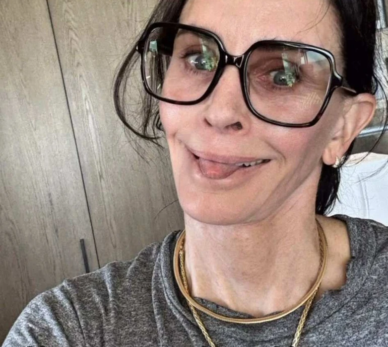 Із алергією, прищем і фарбою на волоссі: Кортні Кокс насмішила підписників своїми безглуздими селфі