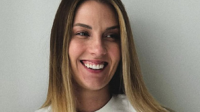 Харлан у купальнику з пальмами засвітила засмаглі стегна в Адріатичному морі