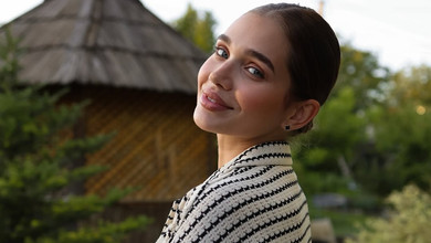 Третій день не розчісуюсь: Саша Бо здивувала новою зачіскою та луком в стилі 90-х. Фото