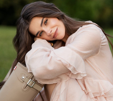 Невагома сукня з рюшами та гумові чоботи: дружина Остапчука попозувала для романтичних фото у полі