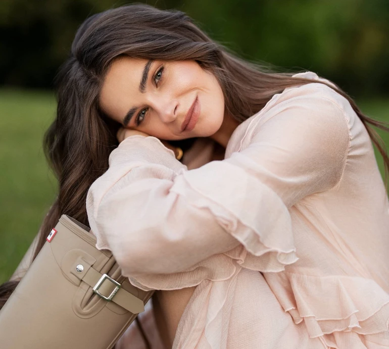 Невагома сукня з рюшами та гумові чоботи: дружина Остапчука попозувала для романтичних фото у полі