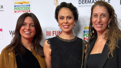 Золотий атлас і чорне мереживо: ексдружина Кличка на премії похвалилася стрункістю в елегантному міді. Фото