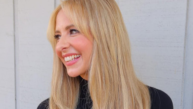 48-річна Сара Мішель Геллар у білій мініспідничці посвітила стрункими ногами для фото