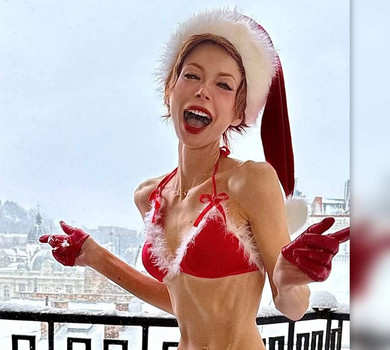 Лебідь у купальнику та шапчині Санта-Клауса вийшла на засніжений балкон для яскравих фото