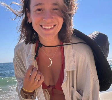 Боже, як красиво: Настя Коротка на Мальдівах насмішила спробою зробити фото в бікіні з дупцею в піску