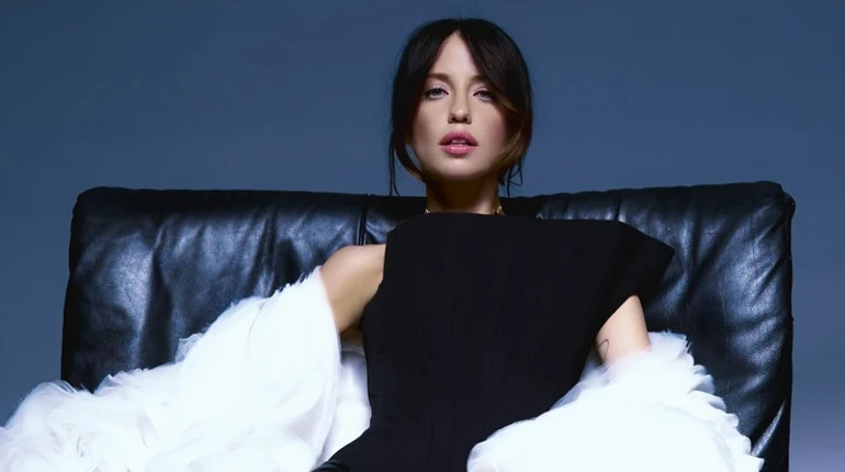 Можу собі дозволити: Дорофєєва з нагоди 36-річчя похвалилася довгими ногами на фото в шкіряному кріслі