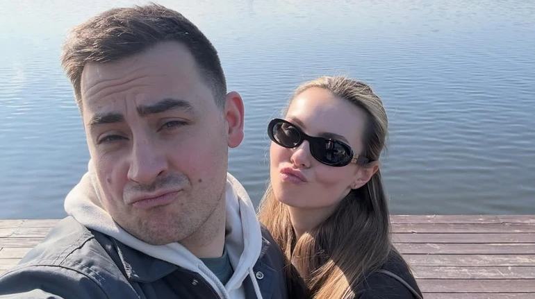 Вимірювання тиску та релакс із ногами в тазику: дружина Константиновського показала його кумедні буденні моменти