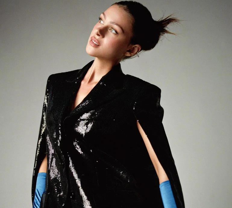 Невістка Бекхемів у кльош-кетс'юті та шапці зі штучного хутра покрасувалася для ФОТО