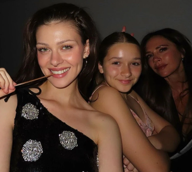 Справжні сестрички: Нікола Пельтц та Харпер Бекхем наробили милих селфі