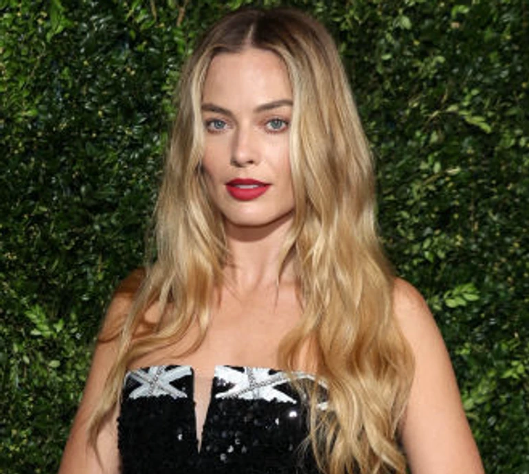 Марго Роббі у паєтковому міні попозувала з чоловіком на хіднику в Лондоні. Фото