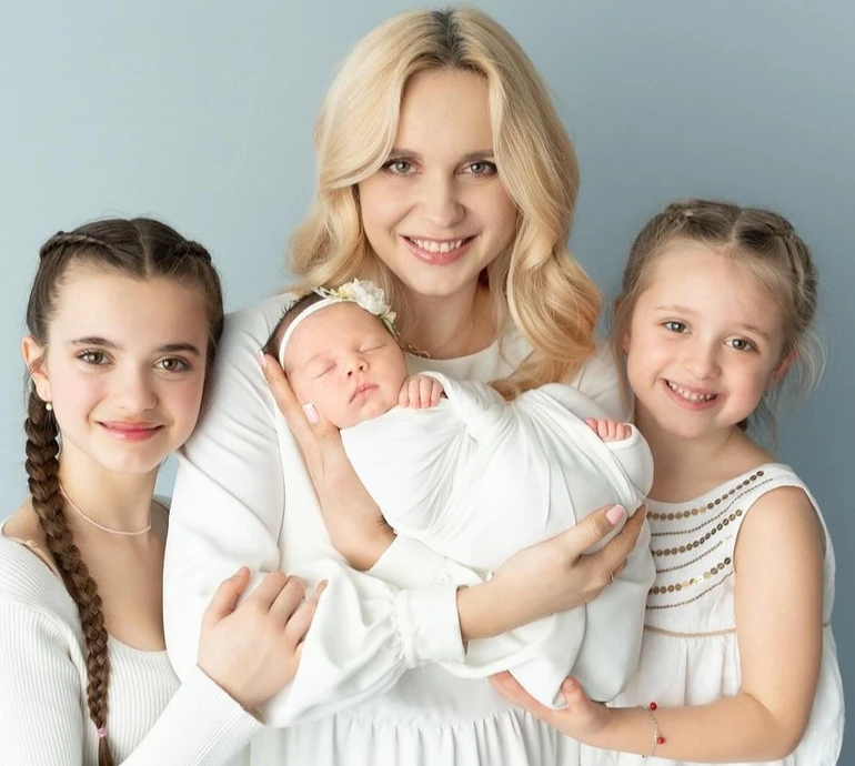 Уже танцює: Ребрик розчулила мережу відео з нагоди 2 місяців доньки