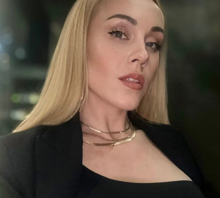 Alyosha у боді та червоних колготках посвітила стрункими ніжками у пристрасній зйомці. Відео