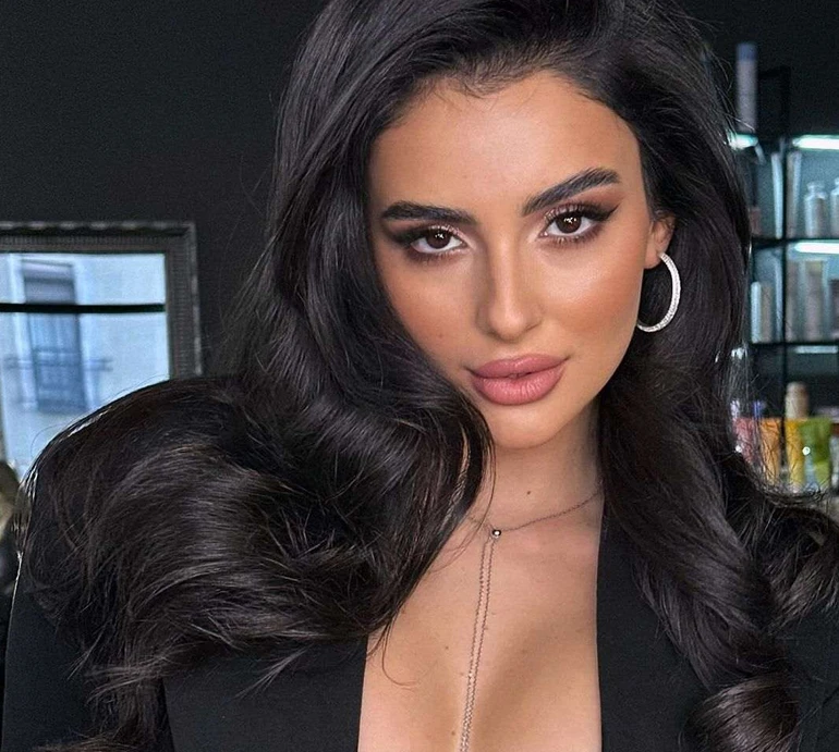 Трінчер без макіяжу показала, чому воліє не носити дульку на голові