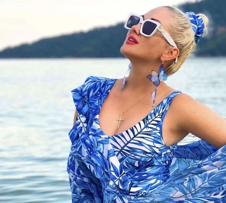 Бужинська на турецьких канікулах із дітьми посвітила фігурою в купальниках