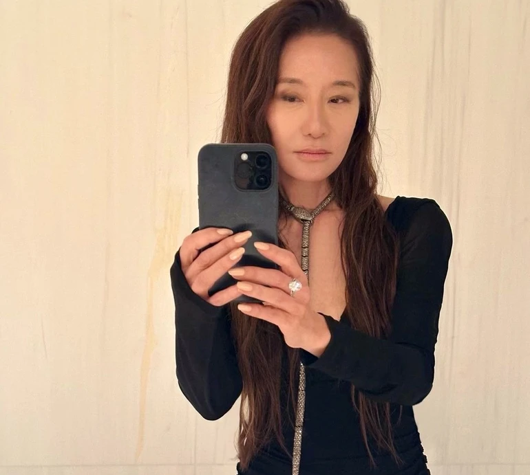 Погодуйте її хтось: Вера Вонг у мінісукенці стривожила фанів своєю худорлявістю. Фото