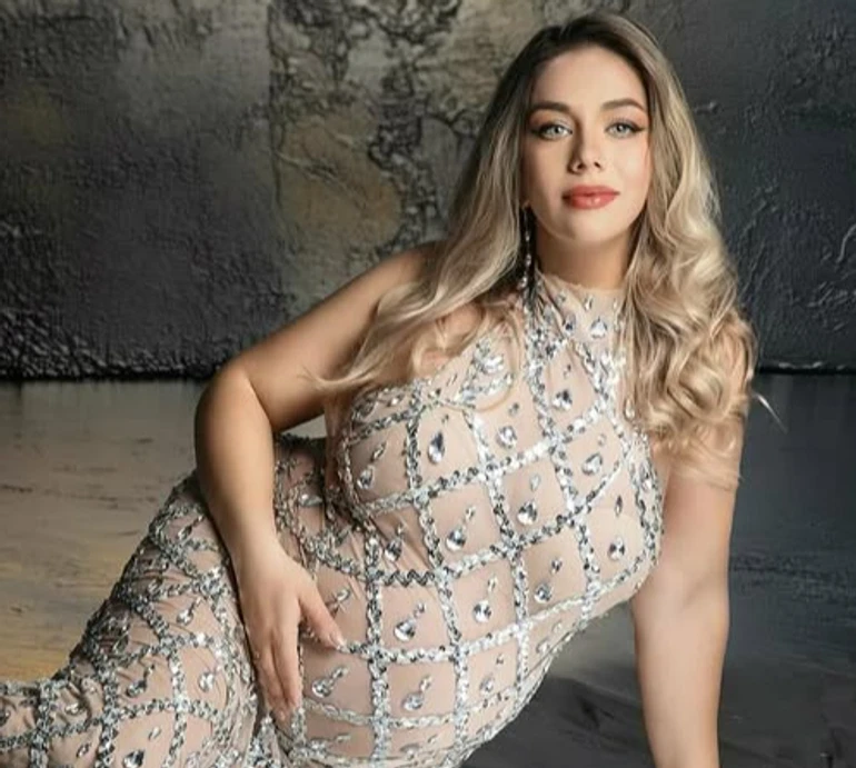 Дружина Маліновського в розцяцькованому камінчиками боді та рюшах показала вагітний живіт на чуттєвих фото з чоловіком