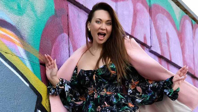 Акцент на ніжки: Саліванчук у декольтованому міні побешкетувала на тлі графіті