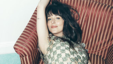 Дакота Джонсон у блискучих трусиках і топі поспокушала струнким тілом на сторінках глянцю. Фото