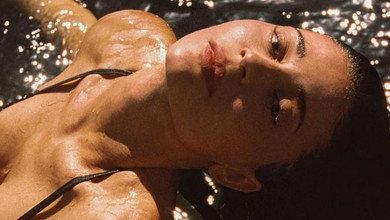 Дженнер у бікіні посвітила мокрими формами для реклами свого бренду