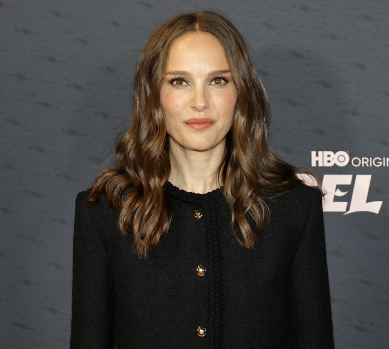 Портман у літньому кежуалі з короткими джинсовими шортами прогулялася Нью-Йорком. Фото