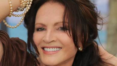 Із усмішкою та оберемком квітів: 78-річна Ротару показалася в мережі на рідкісному фото