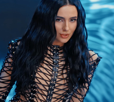 На п'єдесталі, байку та руках красенів: Трінчер у сексі-луках похвалилася формами у гарячому кліпі. Відео