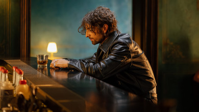 Чому мені вона сниться: Дантес опинився на підлозі бару в емоційному кліпі про нав'язливі думки. Відео