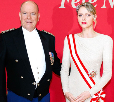 Сукня з блискітками та весільна тіара: ошатна княгиня Шарлін із чоловіком відвідала концерт з нагоди Дня Монако. Фото