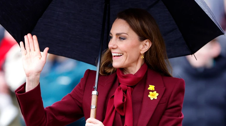 Міддлтон у бургунді з ніг до голови зіграла зі школярами в камінь, ножиці, папір під дощем