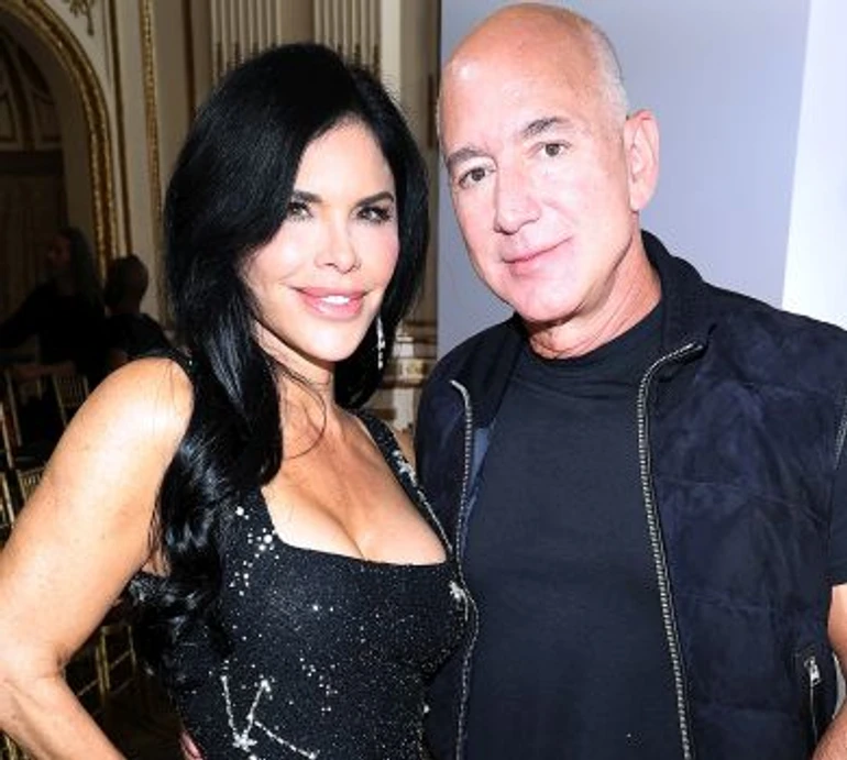 53-річна наречена Безоса виставила бюст і стегно у блискучому міні на Тижні моди в Нью-Йорку