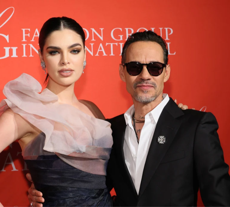 55-річний ексчоловік Лопес пообіймав удвічі молодшу дружину на хіднику в Нью-Йорку. ФОТО