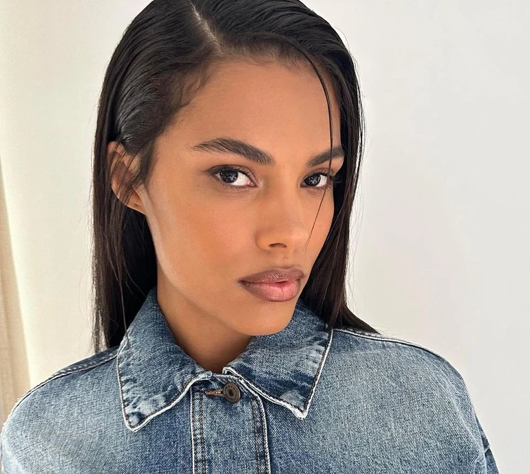 Кунакі з пишною гривою повигиналася на бильцях задля кумедних фото