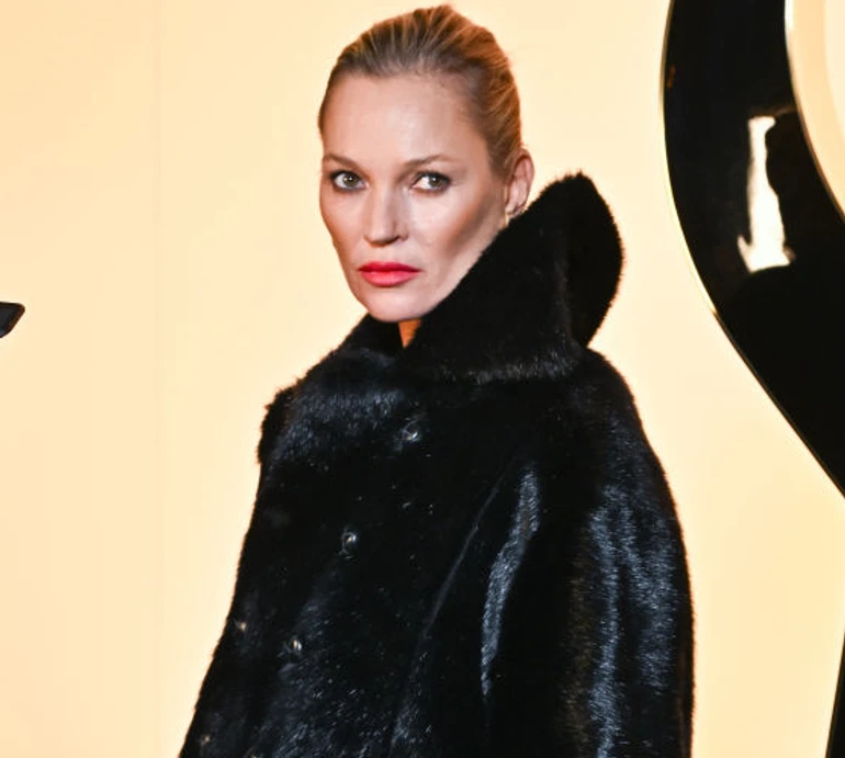 50-річна Кейт Мосс в ультракоротких шортах посвітила ніжками на Тижні моди в Парижі. Фото