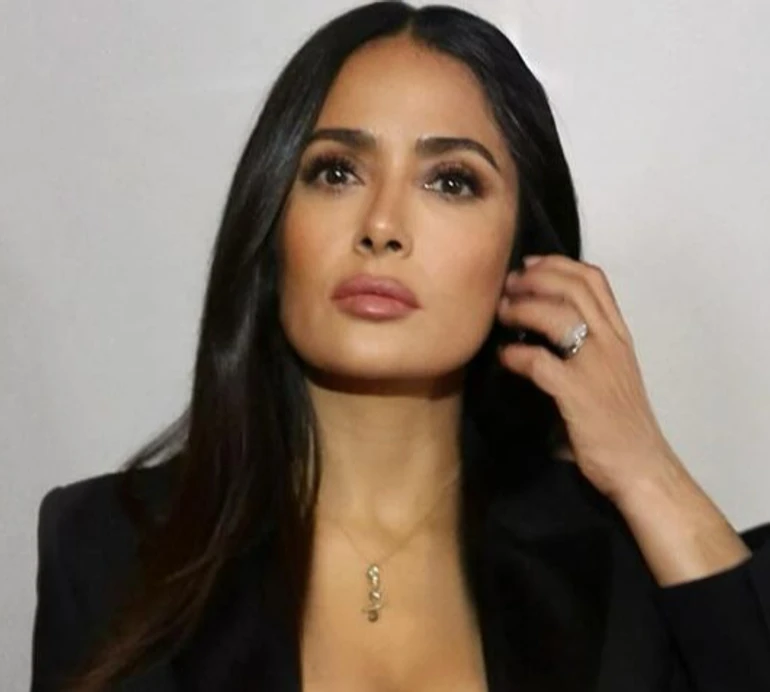 57-річна Хаєк у вишуканому костюмі випнула пишний бюст на показі у Парижі. Фото