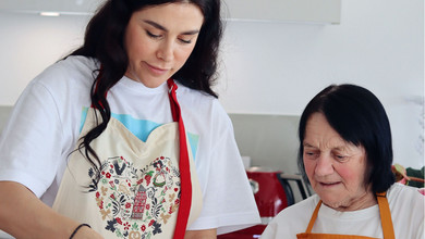 Онуфрійчук з 90-річною бабусею і сестрою розкрили рецепт фірмових налисників