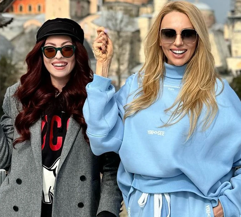 Полякова з дочкою в блискучих сукнях та яскравому оксамиті попозували на березі моря. Відео