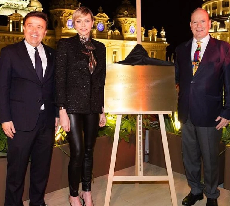 Княгиня Шарлін у шкіряних лосинах і блейзері за $1400 засвітилася з чоловіком на відкритті ресторану