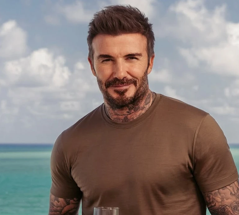 Від немовлятка - до батька сімейства: Бекхем замилував архівними фото й підбив підсумки своїх 50 років