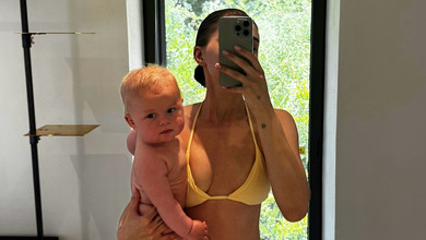 Дружина Остапчука на морському відпочинку наробила фото в купальнику та з сином на руках