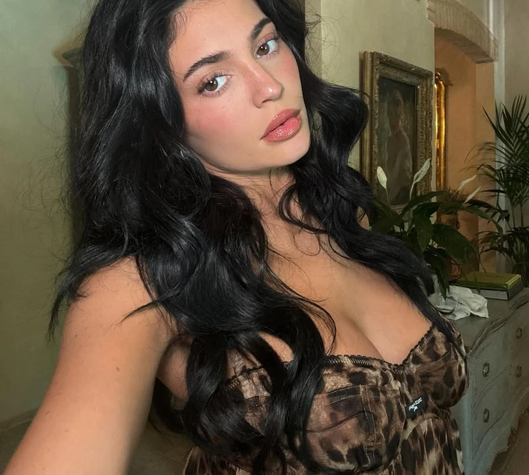 Хиже бікіні та черешні: Кайлі Дженнер наробила спокусливих фото на італійському відпочинку. Фото