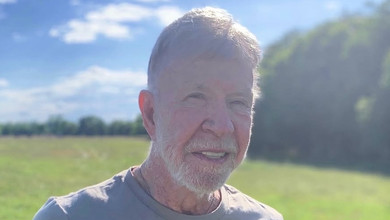 85-річний Чак Норріс на гавайському пляжі попозував для рідкісного фото з дружиною і дітьми-двійнятами