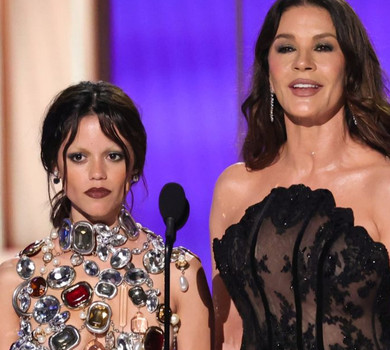 Ортега у камінчиках на голих грудях вийшла на сцену Emmy з Зетою-Джонс у прозорому корсеті без бра