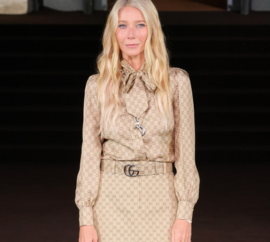 Мідно-золота Мур, Пелтроу в бежевому з ніг до голови та дочка Мосс у шкіряному міні: зіркові луки на показі GUCCI. Фото