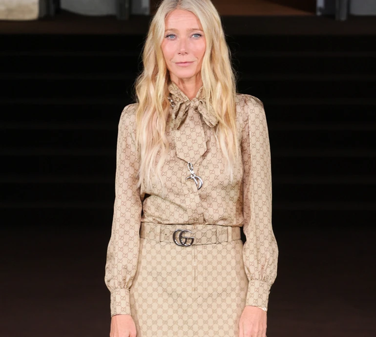 Мідно-золота Мур, Пелтроу в бежевому з ніг до голови та дочка Мосс у шкіряному міні: зіркові луки на показі GUCCI. Фото