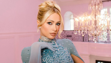 Періс чи Ельза? Хілтон у блакитній сукні з накидкою уявила себе принцесою з мультика на весіллі Селени Гомес. Фото