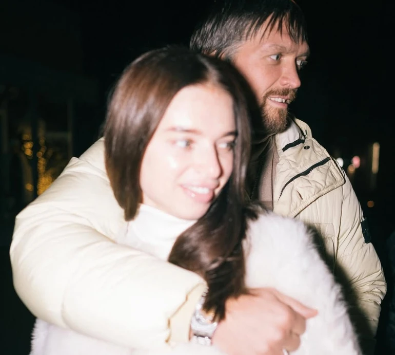 Селфі без мейку та балощі з коханим: Усик теплими кадрами підбила фотопідсумки грудня