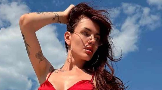 Солодка черешня: MamaRika в яскравому пляжному луці показалася в Одесі